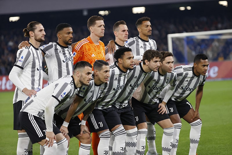 Trang phục thi đấu chính thức của CLB Juventus với tone màu tối giản