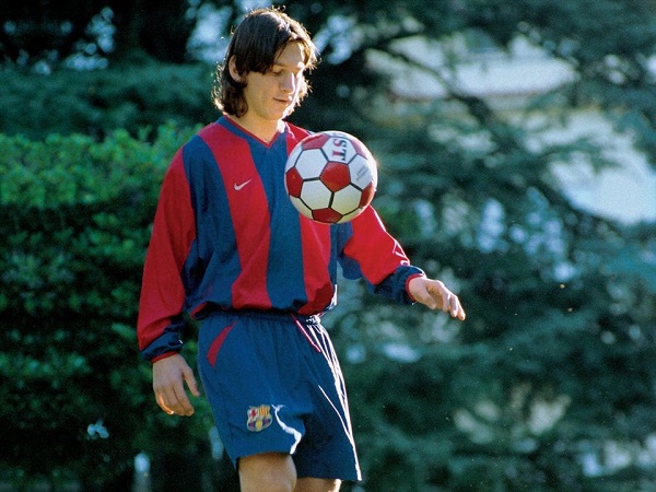 Messi gia nhập đội bóng Barca năm 13 tuổi