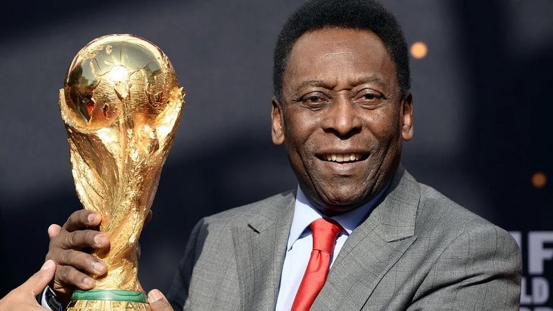 Pelé bắt đầu sự nghiệp chuyên nghiệp ở Santos FC ở Brazil vào năm 1956